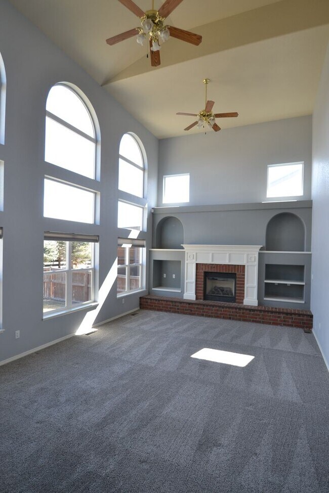 Building Photo - 6 Bed, 3.5 Bath Home Available Now!