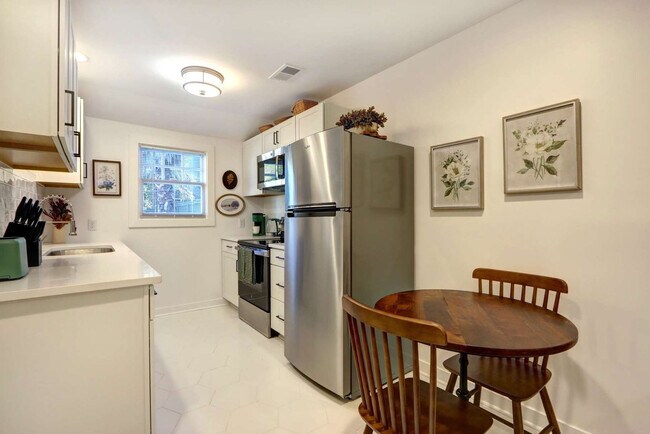 Building Photo - 306 E Victory Dr