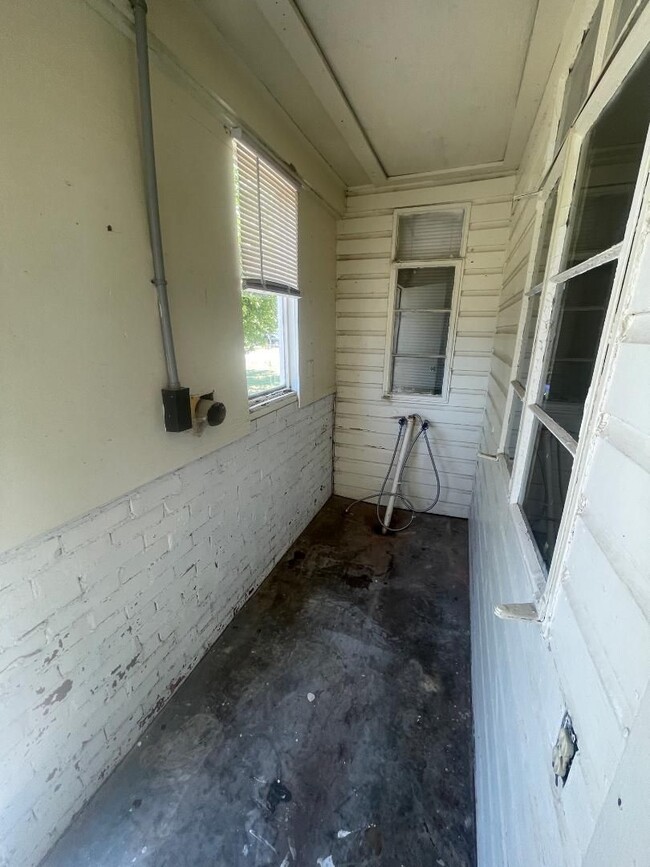 Building Photo - 1 Bedroom 1 Bathroom Duplex For Lease Now!