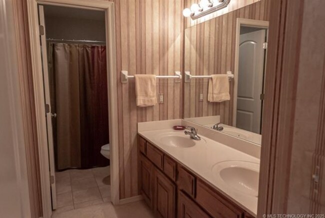 Building Photo - 5 Bedroom Home In Broken Arrow