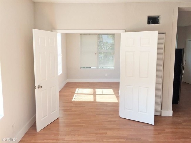 Building Photo - 1 br, 1 bath  - 702 S 17th Ave # 4 3