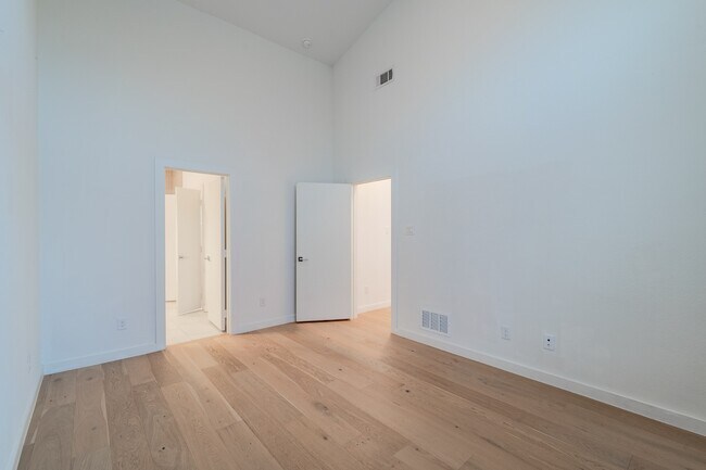 Building Photo - Stunning Newer Townhomes in Lakewood — Walk to Whole Foods, Trader Joe's & Lower Greenville