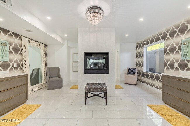 Building Photo - 4450 E Camelback Rd