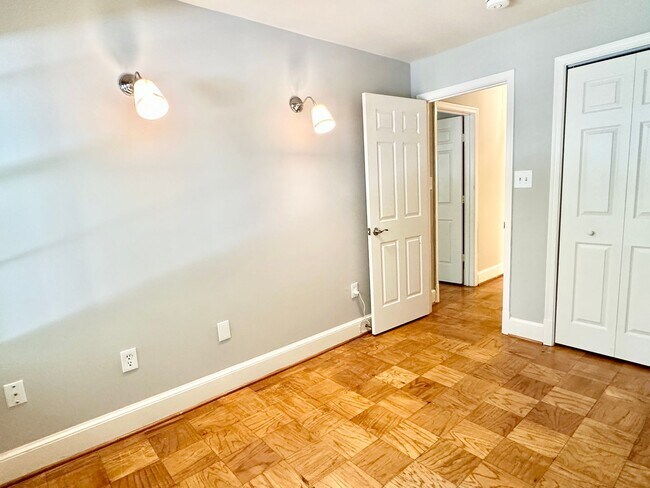 Building Photo - Sutton Place - 3 beds 2.5 baths!  Parking!...