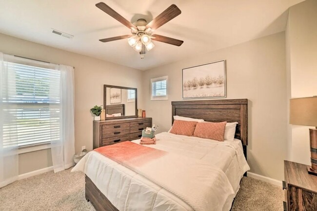 Building Photo - Pet Friendly Three Bedroom!
