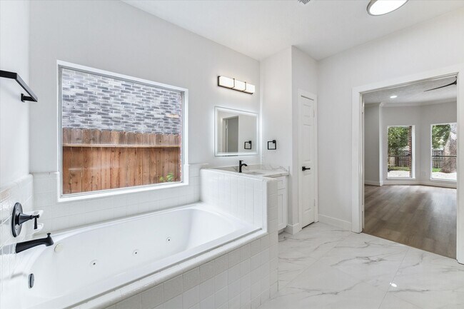 Building Photo - 14710 James River Ln