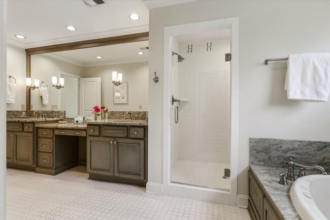 Building Photo - 5 bedroom 3 bathroom with over 3,500 square feet in East Memphis near Walnut Grove and Perkins