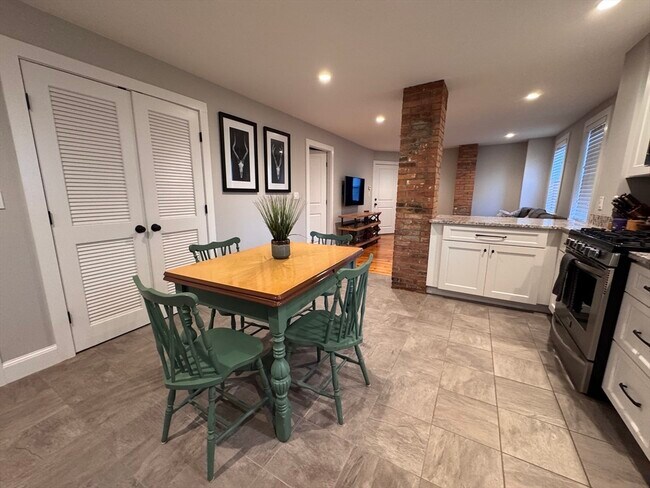 Building Photo - 7 Hardy St