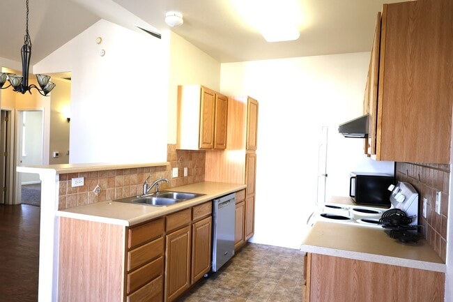 Building Photo - CUTE, CUTE, CUTE 3 BDRM TOWNHOME WITH GAS FIREPLACE!