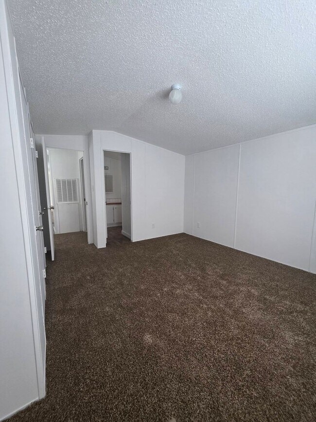 Building Photo - Ready to Move in