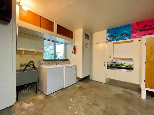 Building Photo - 3063 Linda Vista Ave