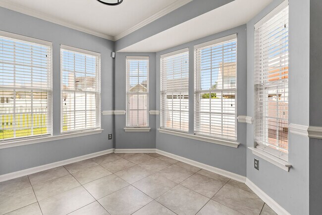 Building Photo - Winslow Home