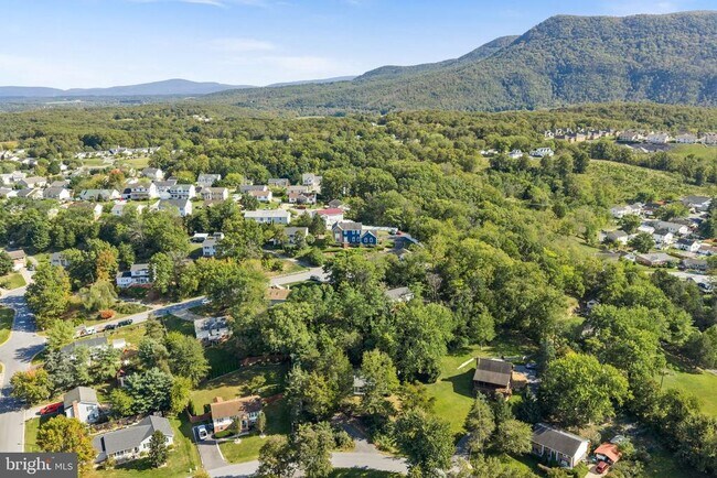 Building Photo - 862 Carrier Dr