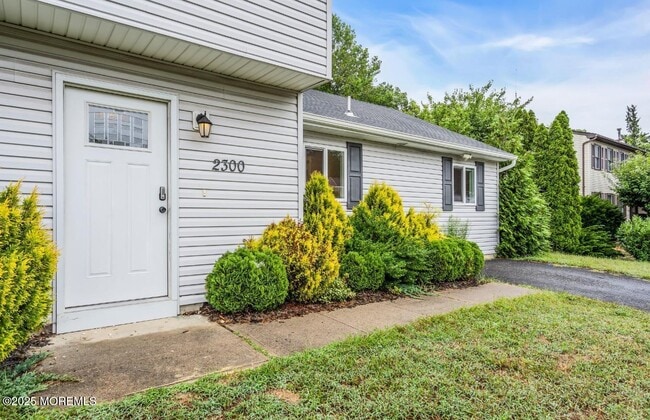 Building Photo - 2300 Oak Knoll Dr