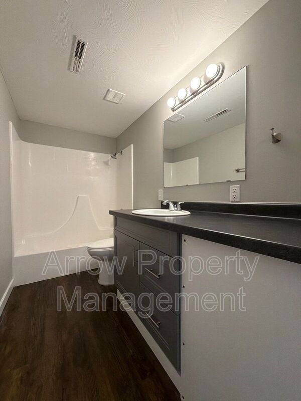 Building Photo - 440 Moffitt St