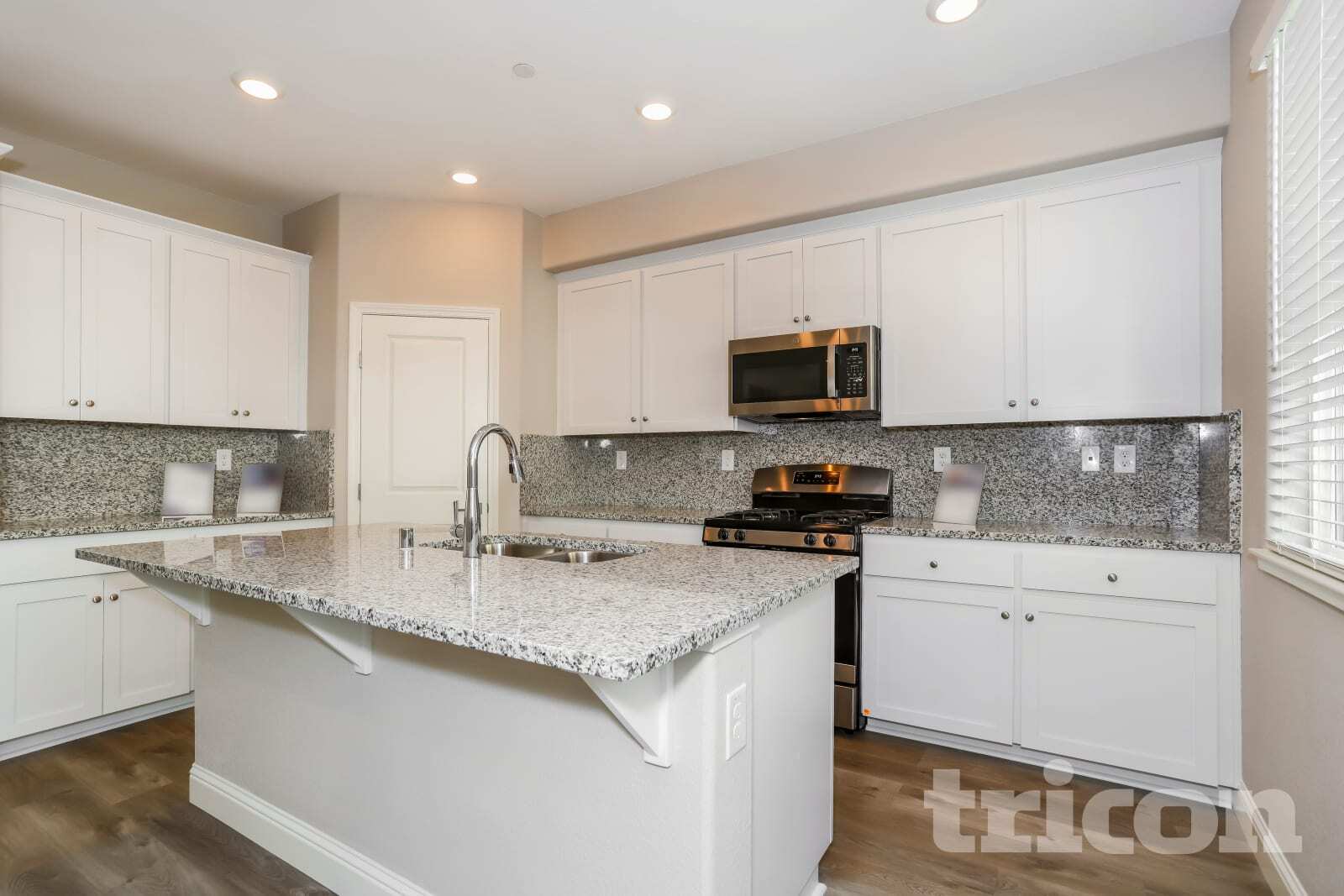 Building Photo - 1139 Victorian St