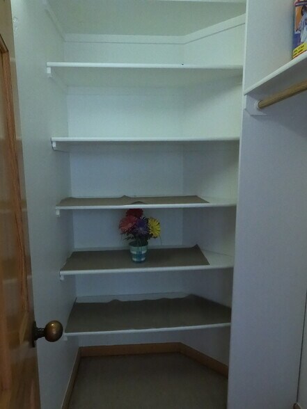 Building Photo - 128 Old Country Ln