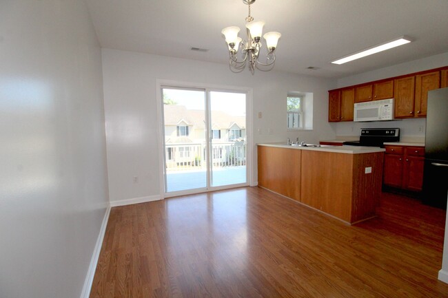 Building Photo - 865 Camelot Ln