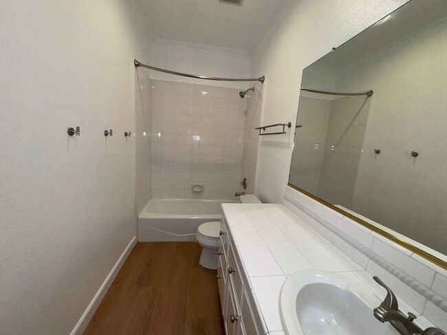 Building Photo - 553 W Fallbrook Ave