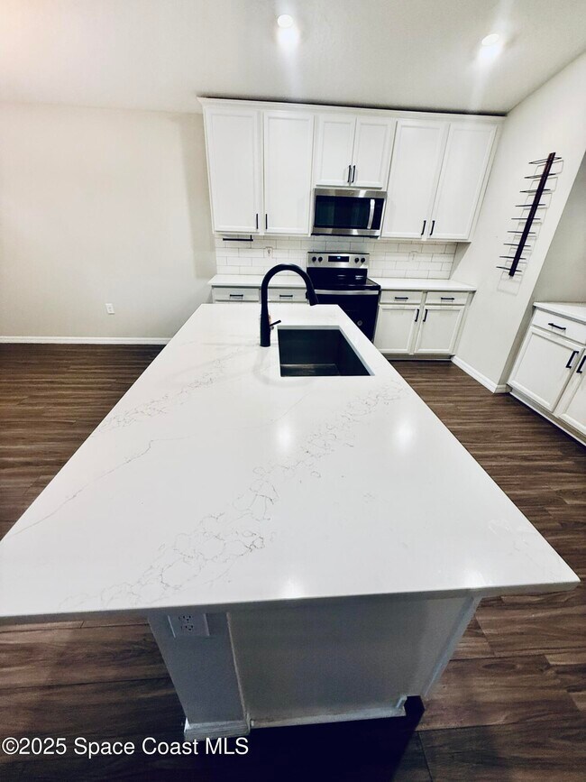 Building Photo - 1026 Dania Cir