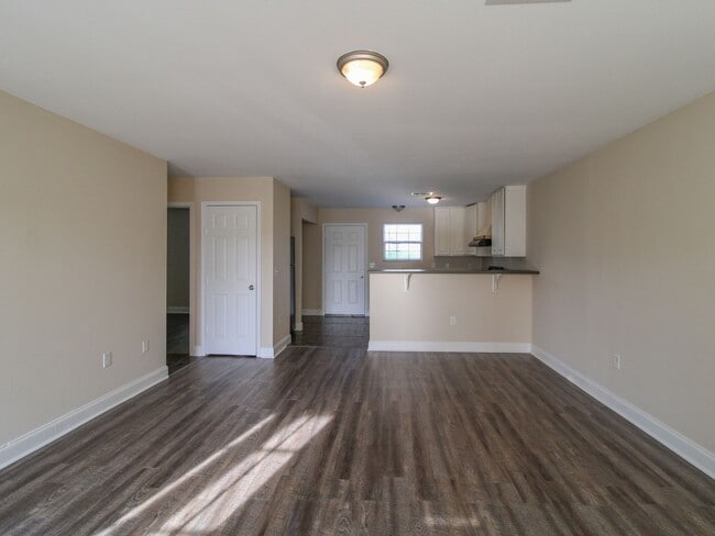 Building Photo - 140 Meadows Ln