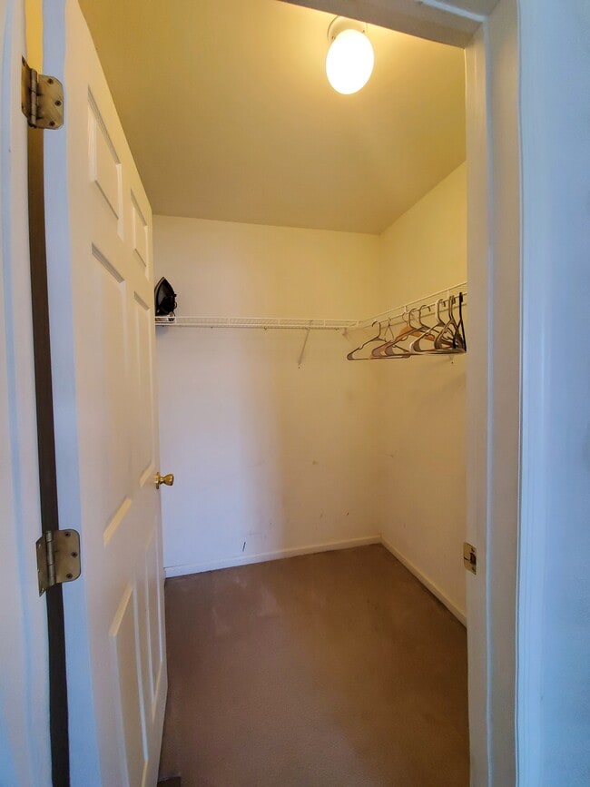 Building Photo - 889 Green St