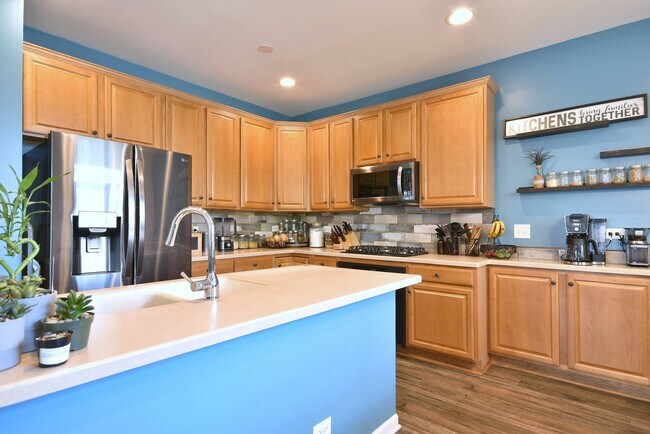 Building Photo - 5600 Cloverdale Rd