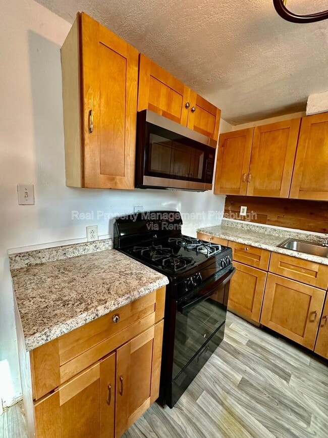 Building Photo - 8612 Oakcrest Rd
