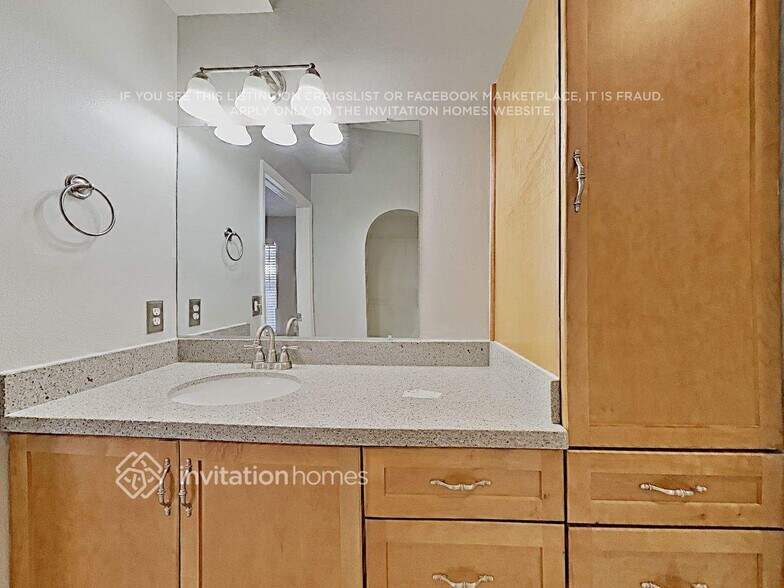 Building Photo - 1622 Hudderfield Cir W