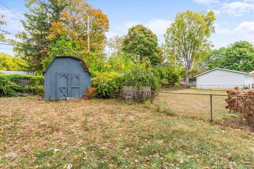 Building Photo - 1027 Curdes Ave