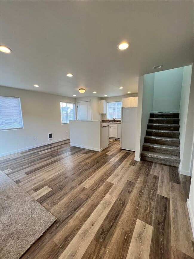 Building Photo - ThomasV