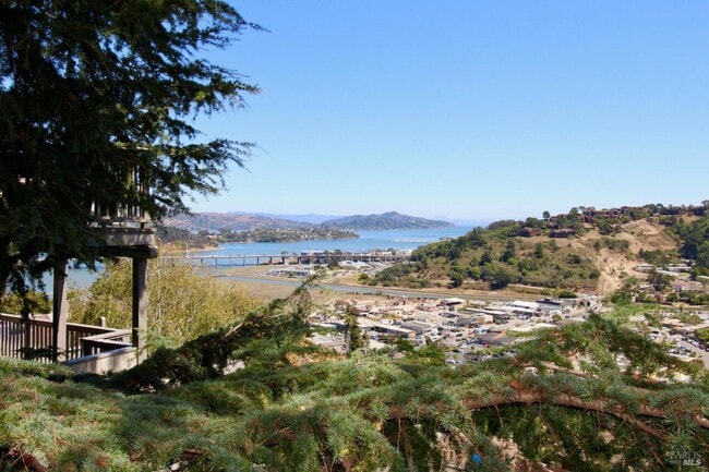 Building Photo - 201 Cleveland Ct