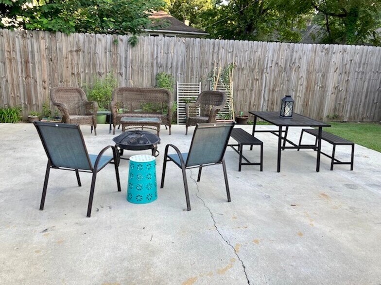 Building Photo - 2012 Walker Ave