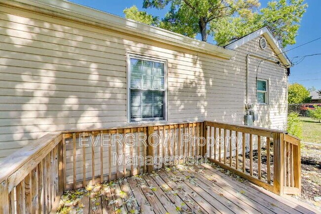 Building Photo - 321 Albany St