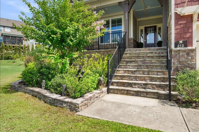 Building Photo - "Luxurious 4-Bedroom Retreat with Third Fl...