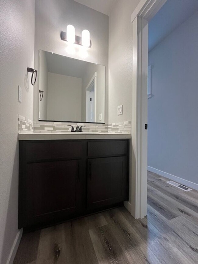 Building Photo - 3 Bedroom 2.5 Bath Newberg OR