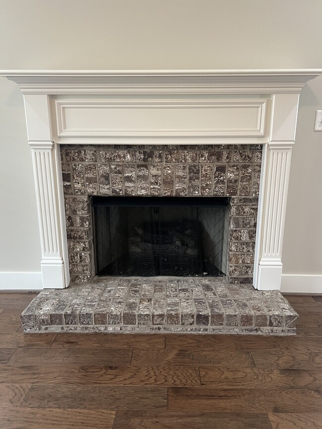 Building Photo - 5849 Longview Ln