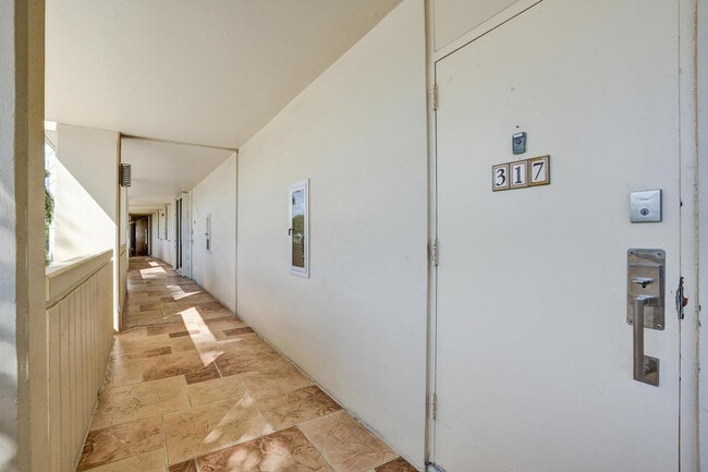 Building Photo - 132 Lakeshore Dr