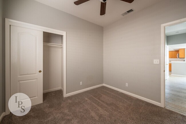 Building Photo - 753 Applegate Ave