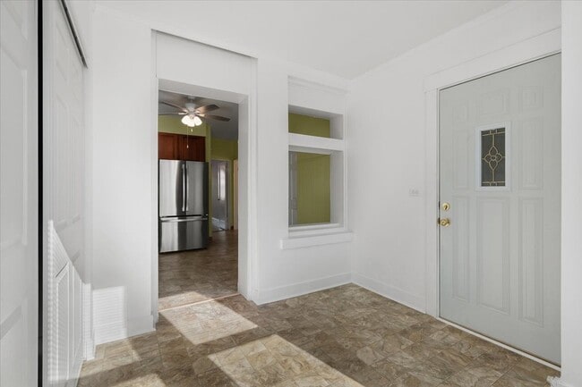 Building Photo - 5033 W Cullom Ave