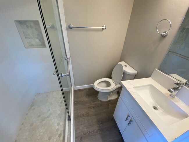 Building Photo - 4 BD 2 BR Unit, Tipton St