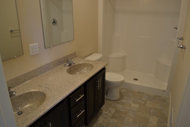 Building Photo - Beautiful Bi-level  Home w/ 2 car Garage and Central AC. One Pet OK!