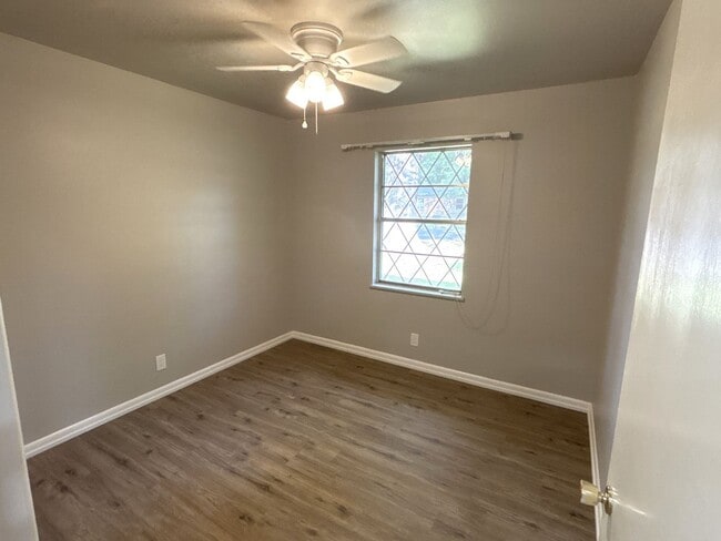 Building Photo - Freshly Updated & Ready For You!