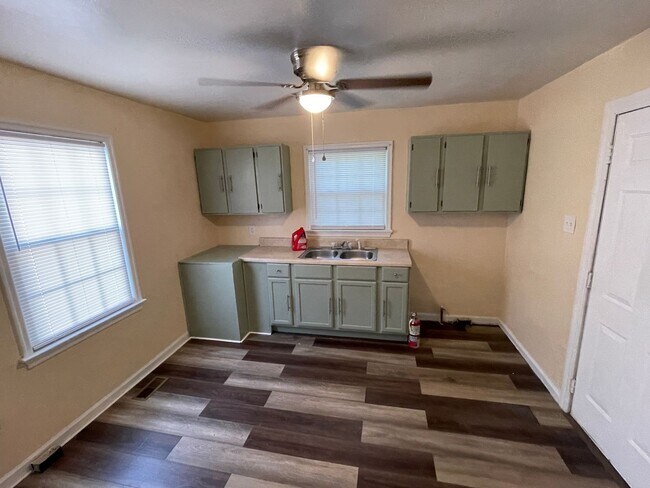 Building Photo - 2 Bedroom House - Section 8 Accepted