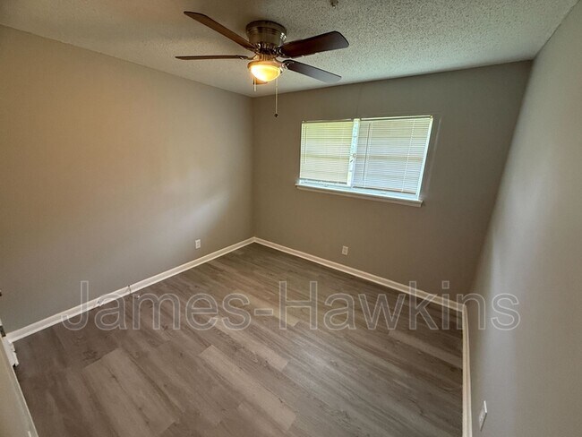 Building Photo - 6160 Hinchcliff Rd