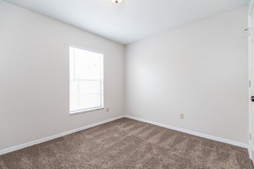 Building Photo - 664 Weybridge Ct