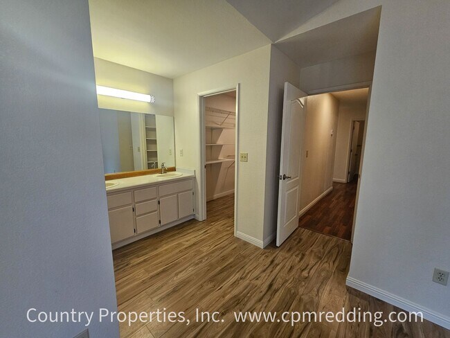 Building Photo - Spacious Home in Saratoga Estates with Lan...