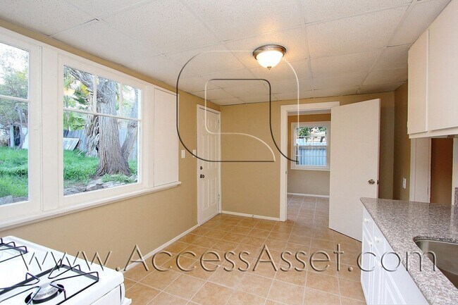 Building Photo - 33243 Gillette St