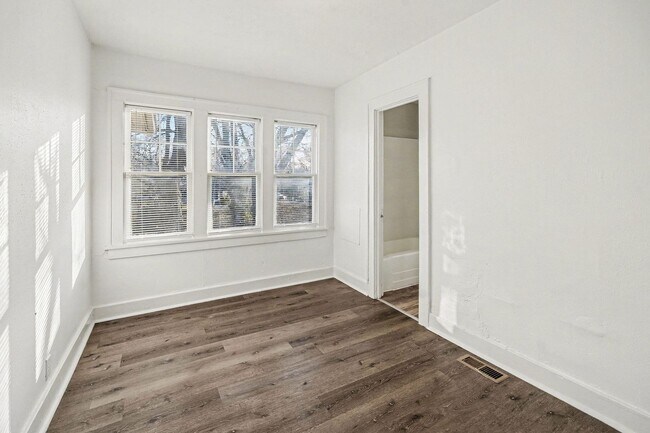 Building Photo - Beautiful 2 Bedroom 1 Bathroom Home in Kansas City!