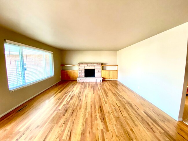 Building Photo - 3 Bedroom, 2 Bathroom Single Level Home ne...